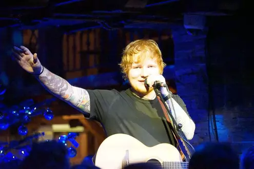 Ed Sheeran mit Gitarre beim Konzert in der Hohenhaus Tenne in Hintertux