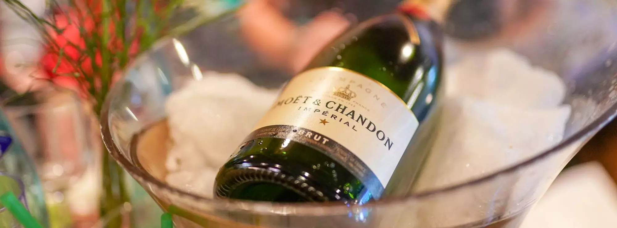 Champagner von Moët & Chandon in einem Flaschenkühler mit Eis