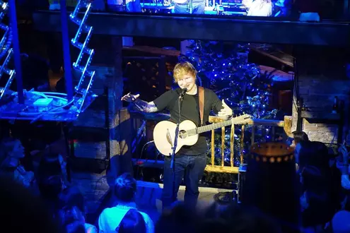 Ed Sheeran mit Gitarre beim Konzert in der Hohenhaus Tenne in Hintertux